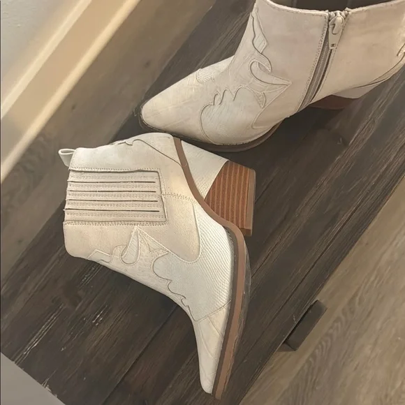 Elegant White Ankle Boots - Picture 5 of 5